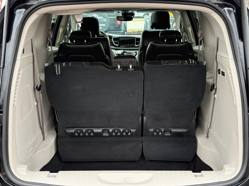 Chrysler Pacifica Vehicle Full-screen Gallery Image 07