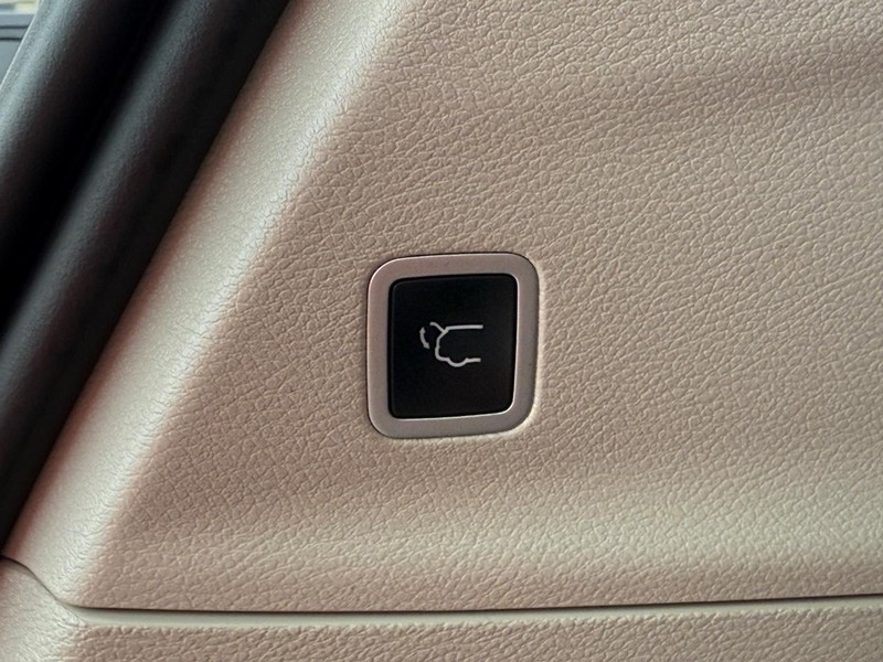 Chrysler Pacifica Vehicle Full-screen Gallery Image 08