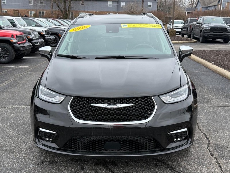 Chrysler Pacifica Vehicle Full-screen Gallery Image 10