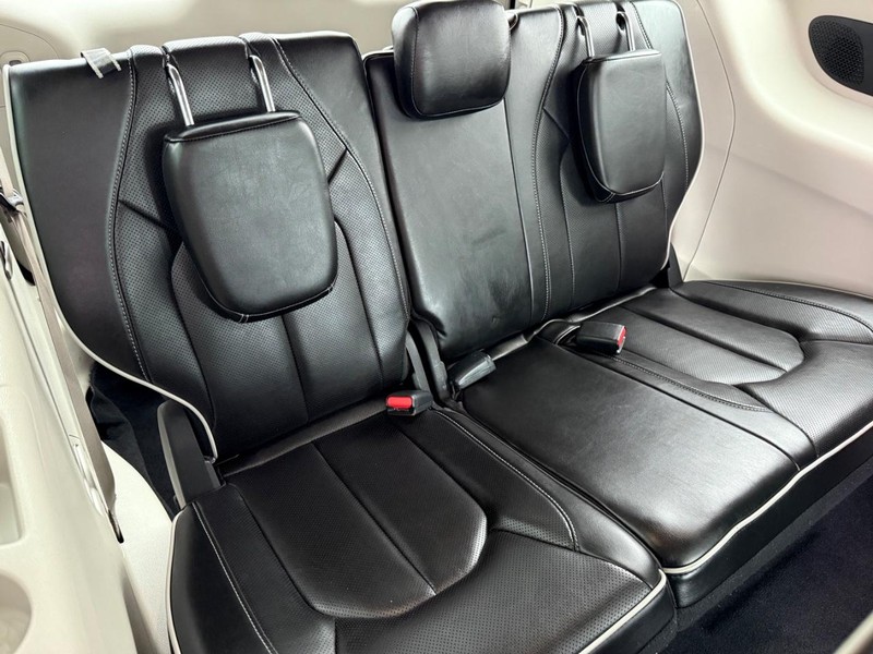 Chrysler Pacifica Vehicle Full-screen Gallery Image 12