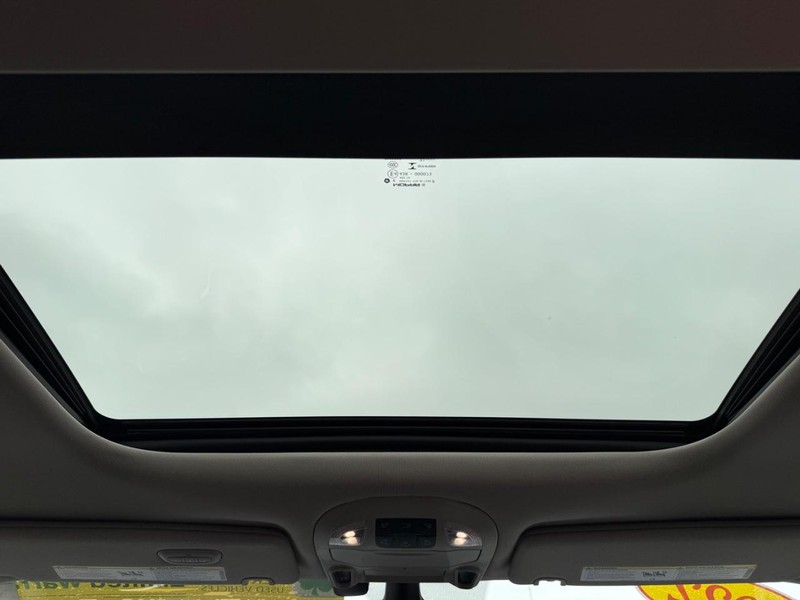 Chrysler Pacifica Vehicle Full-screen Gallery Image 13