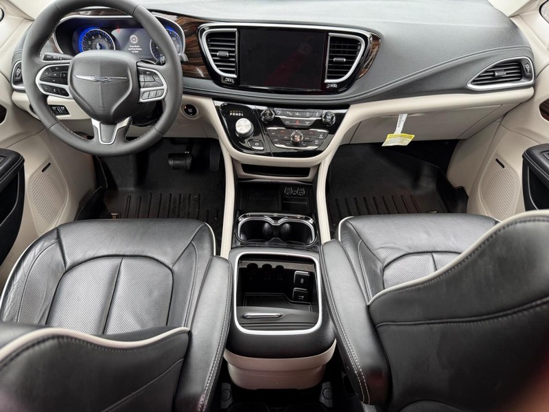 Chrysler Pacifica Vehicle Full-screen Gallery Image 14