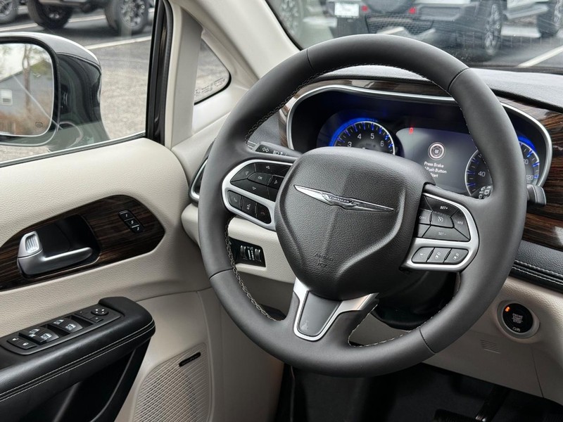 Chrysler Pacifica Vehicle Full-screen Gallery Image 15