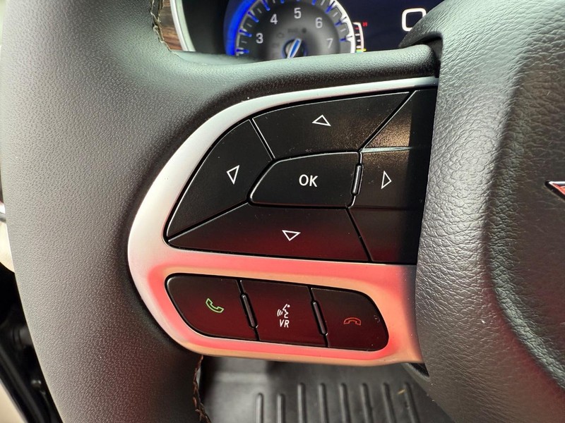 Chrysler Pacifica Vehicle Full-screen Gallery Image 16