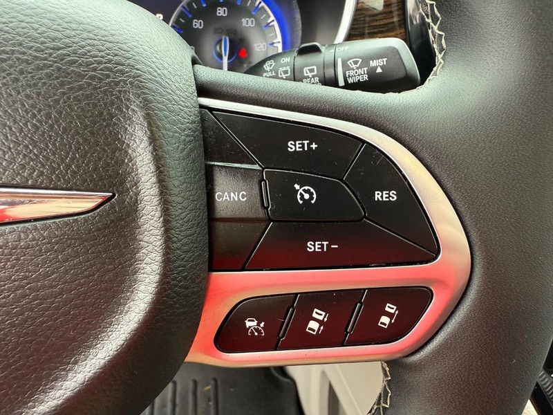 Chrysler Pacifica Vehicle Full-screen Gallery Image 17