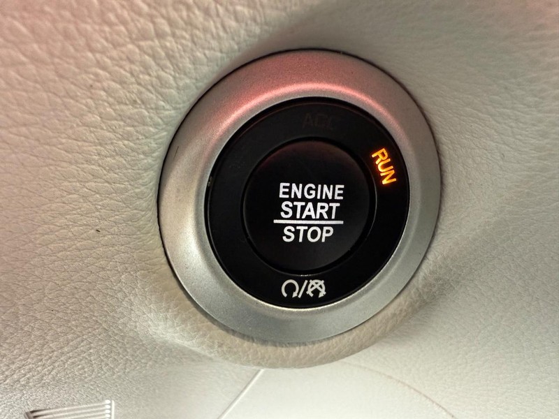 Chrysler Pacifica Vehicle Full-screen Gallery Image 18