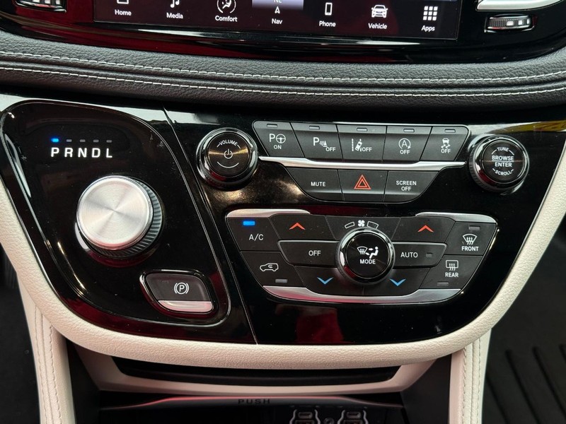 Chrysler Pacifica Vehicle Full-screen Gallery Image 21