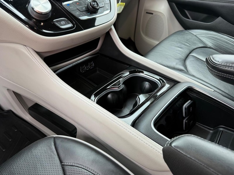 Chrysler Pacifica Vehicle Full-screen Gallery Image 22