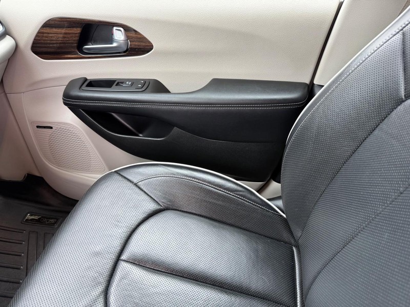 Chrysler Pacifica Vehicle Full-screen Gallery Image 23