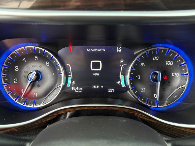 Chrysler Pacifica Vehicle Full-screen Gallery Image 24