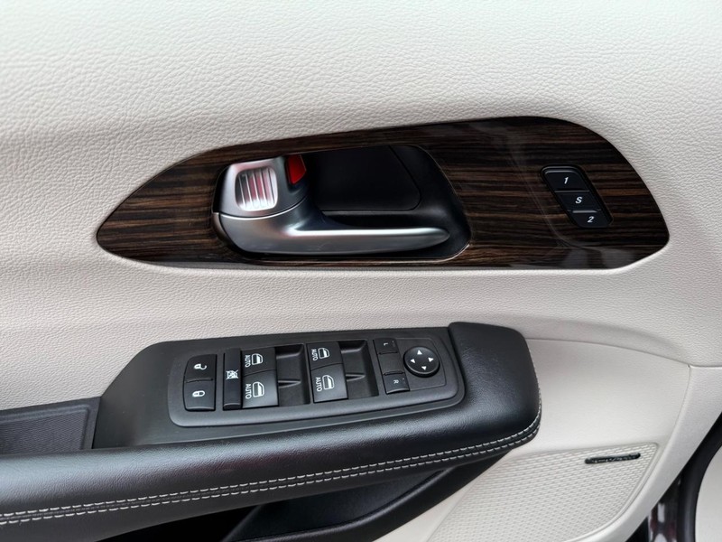 Chrysler Pacifica Vehicle Full-screen Gallery Image 26