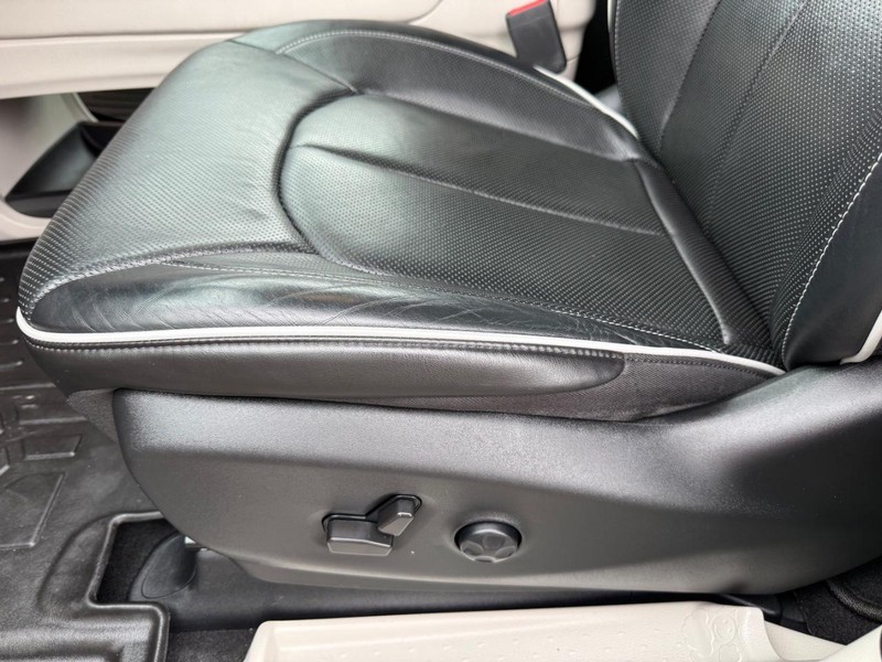 Chrysler Pacifica Vehicle Full-screen Gallery Image 27