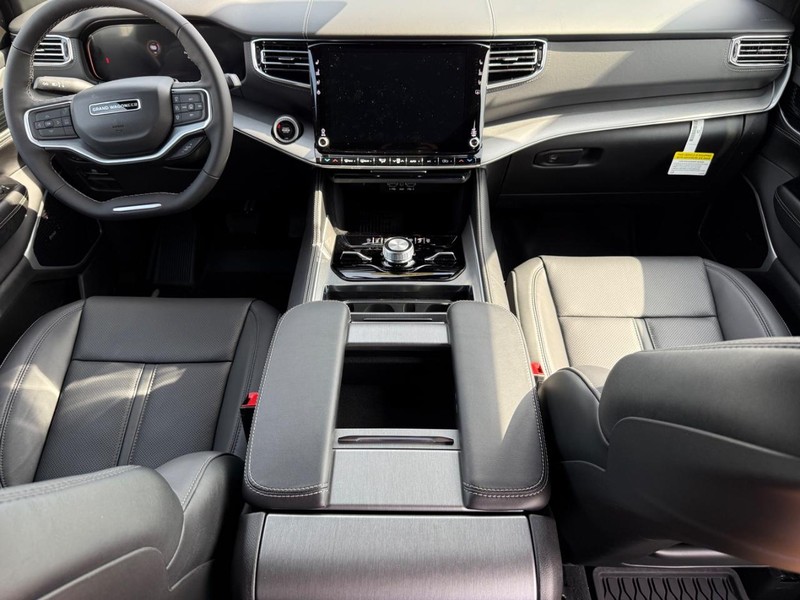 Jeep Grand Wagoneer L Vehicle Image 06