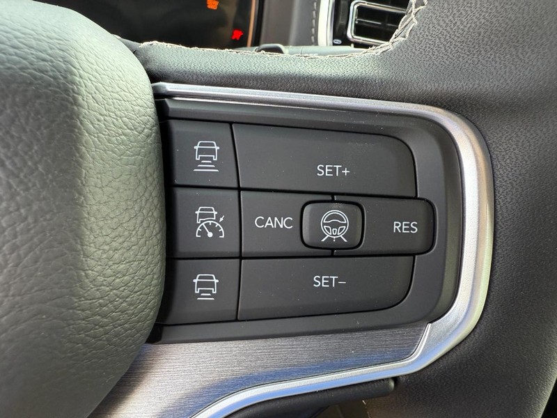 Jeep Grand Wagoneer L Vehicle Image 09