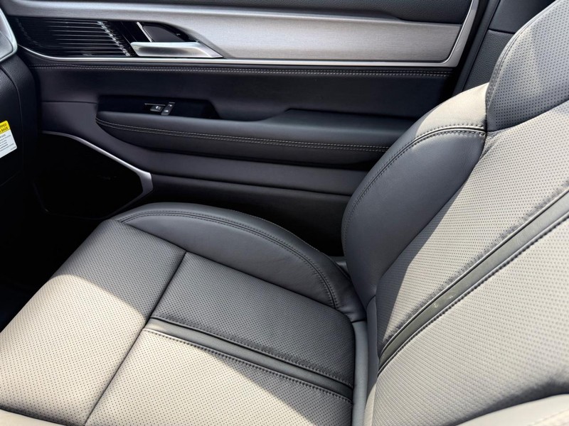 Jeep Grand Wagoneer L Vehicle Image 14