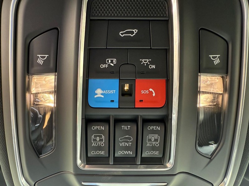 Jeep Grand Wagoneer L Vehicle Image 15