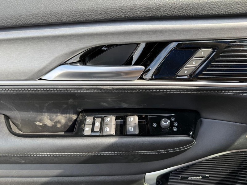 Jeep Grand Wagoneer L Vehicle Image 18