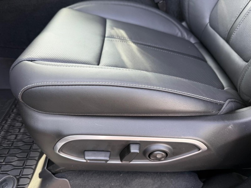 Jeep Grand Wagoneer L Vehicle Image 19