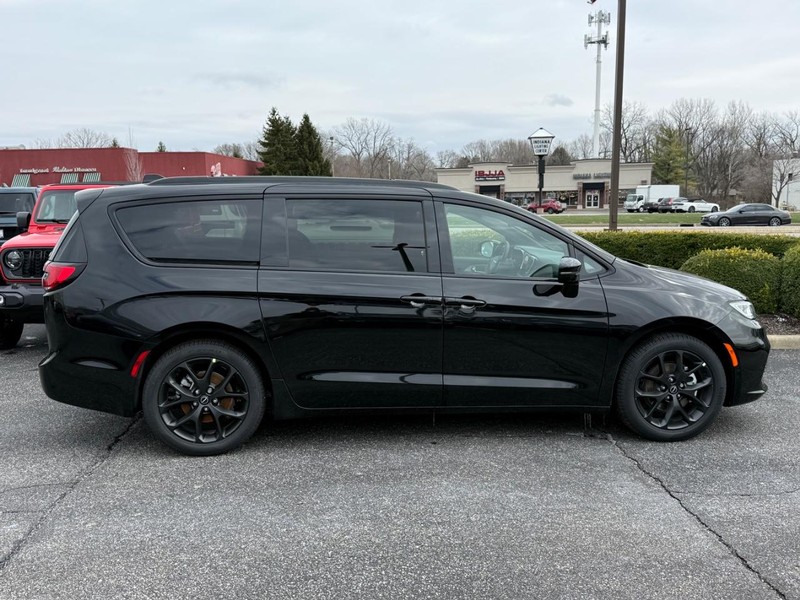 Chrysler Pacifica Vehicle Image 02