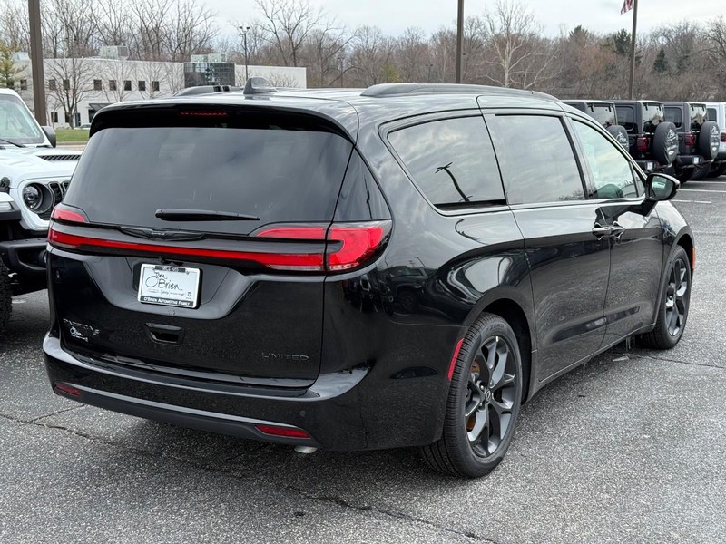 Chrysler Pacifica Vehicle Image 03