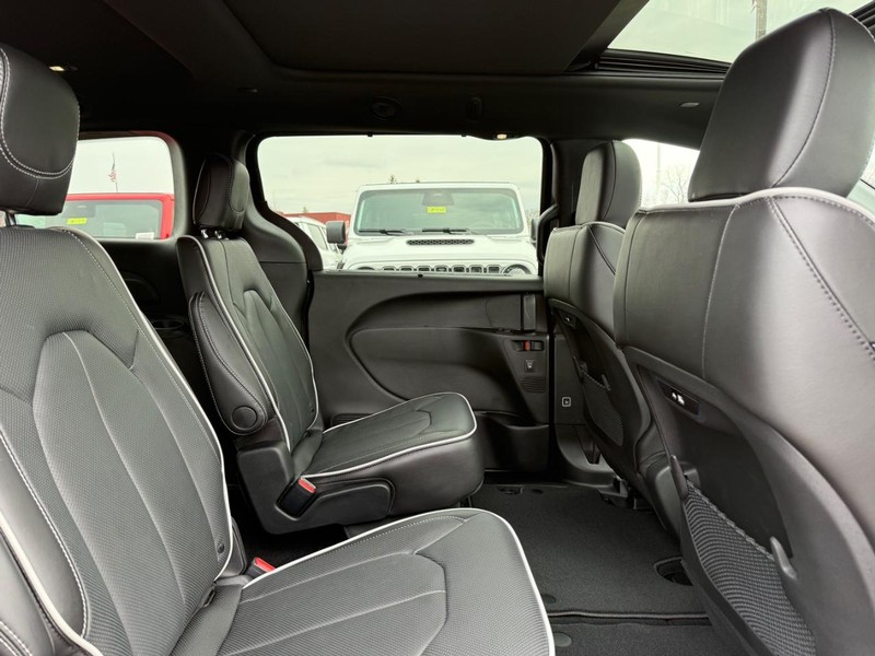 Chrysler Pacifica Vehicle Image 04