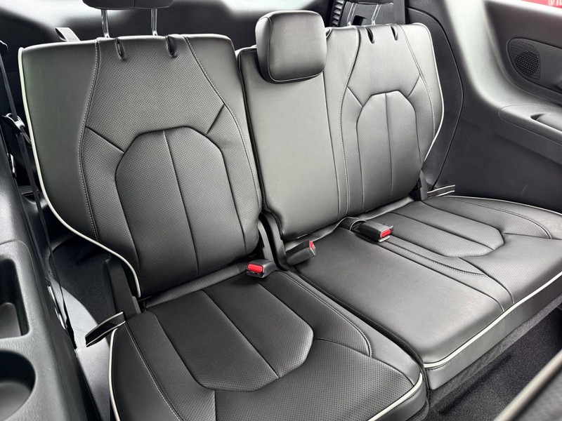 Chrysler Pacifica Vehicle Image 05