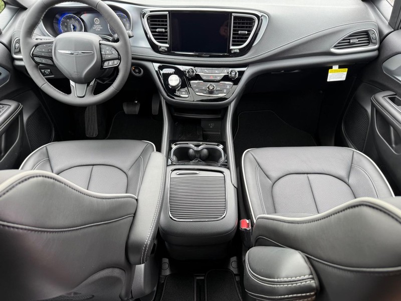 Chrysler Pacifica Vehicle Image 07