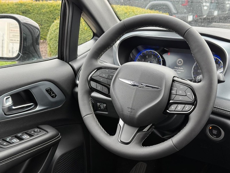 Chrysler Pacifica Vehicle Image 08