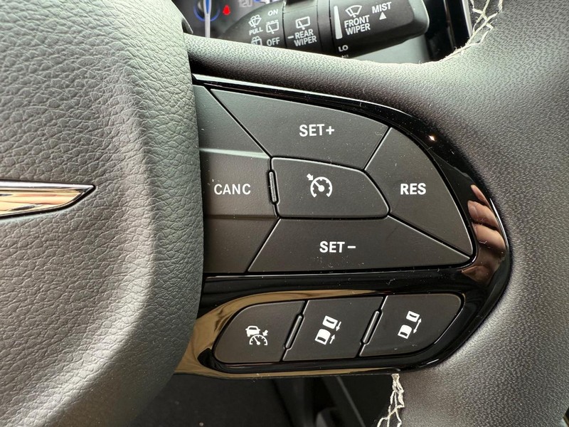 Chrysler Pacifica Vehicle Image 10