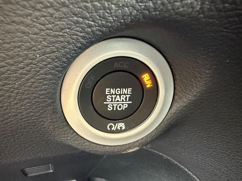 Chrysler Pacifica Vehicle Image 11