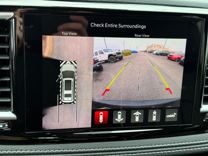 Chrysler Pacifica Vehicle Image 13