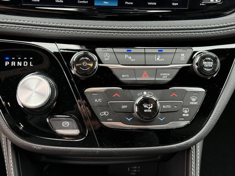 Chrysler Pacifica Vehicle Image 14