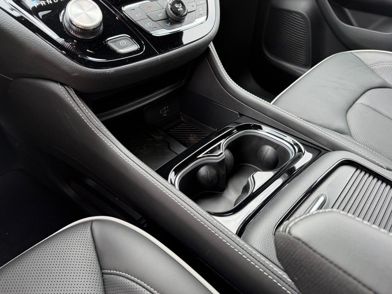 Chrysler Pacifica Vehicle Image 15