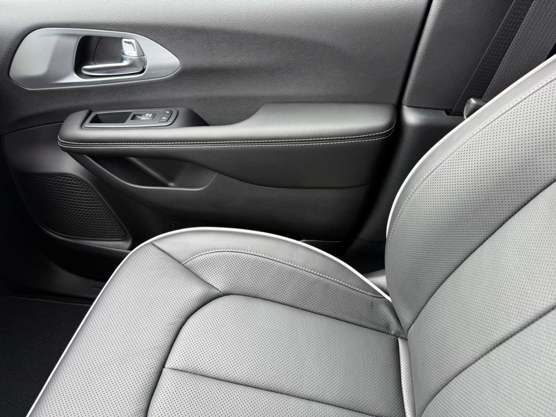 Chrysler Pacifica Vehicle Image 16