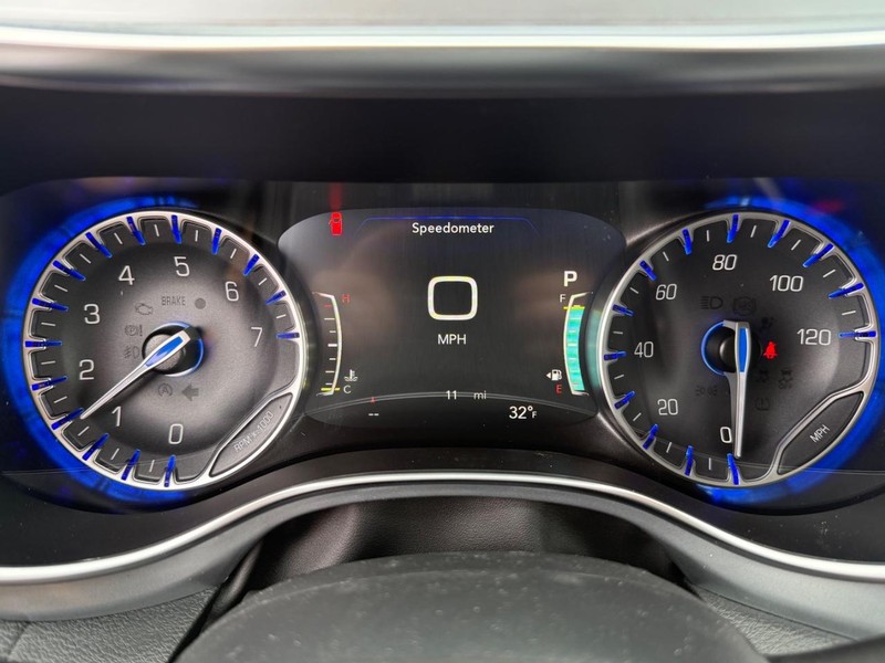 Chrysler Pacifica Vehicle Image 17