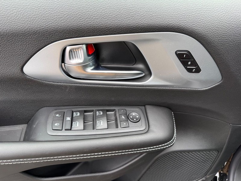 Chrysler Pacifica Vehicle Image 19