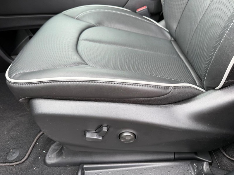 Chrysler Pacifica Vehicle Image 20