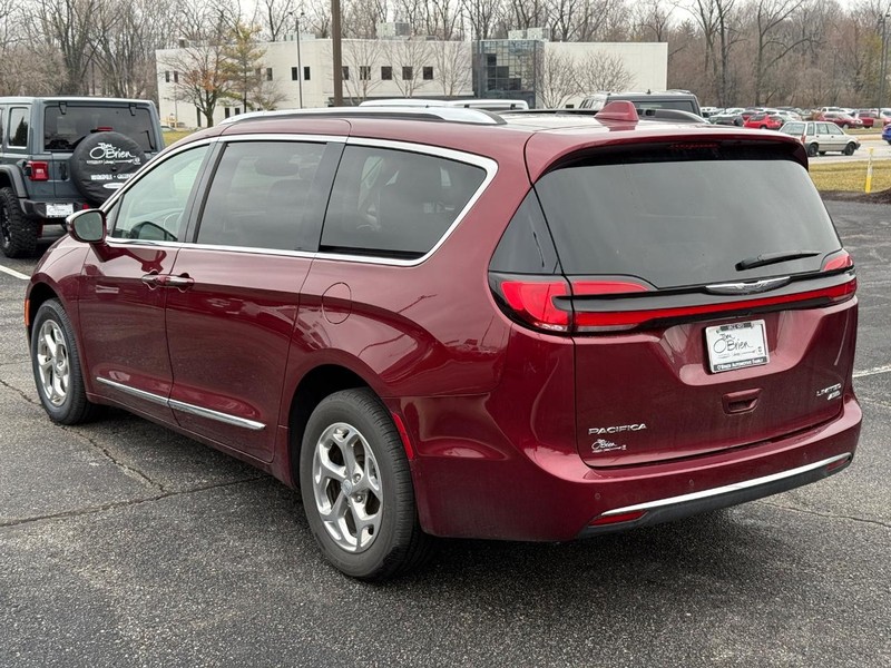 Chrysler Pacifica Vehicle Full-screen Gallery Image 05