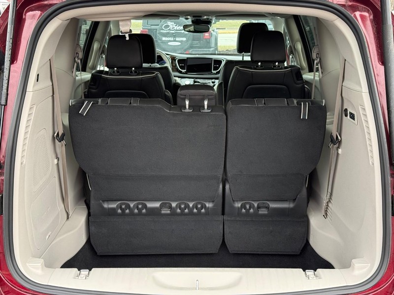 Chrysler Pacifica Vehicle Full-screen Gallery Image 07