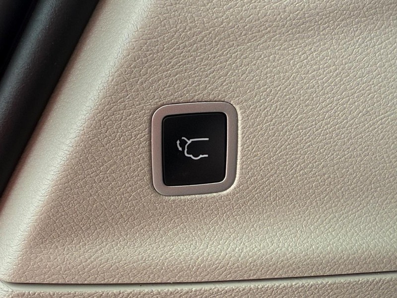 Chrysler Pacifica Vehicle Full-screen Gallery Image 08