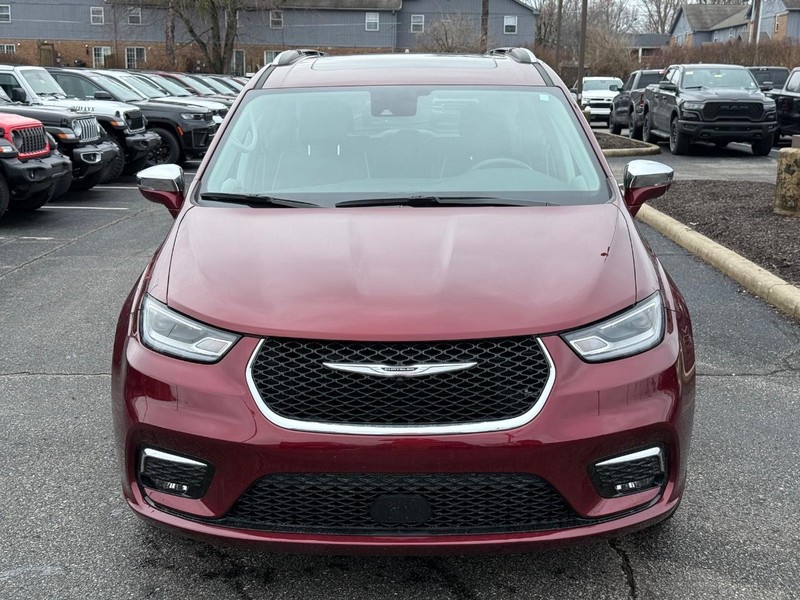 Chrysler Pacifica Vehicle Full-screen Gallery Image 10