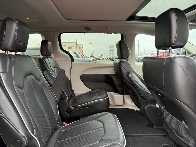 Chrysler Pacifica Vehicle Full-screen Gallery Image 11