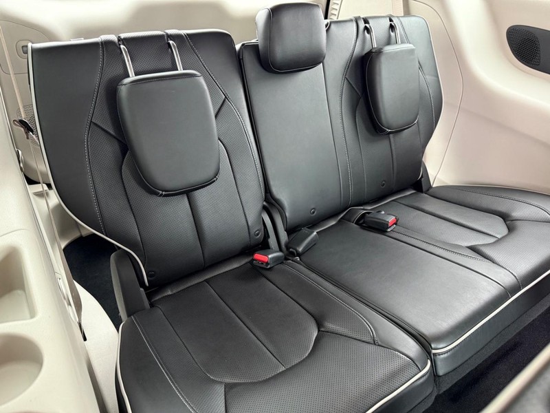 Chrysler Pacifica Vehicle Full-screen Gallery Image 12