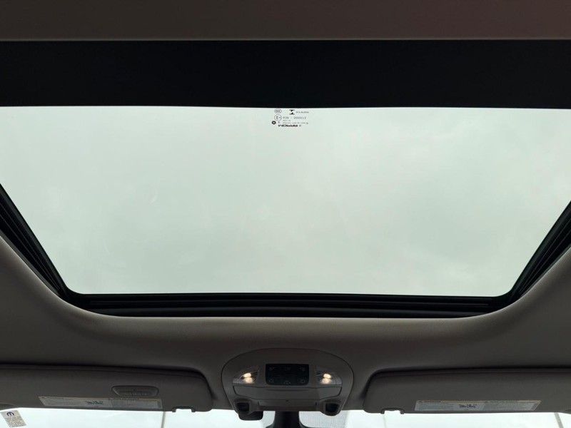 Chrysler Pacifica Vehicle Full-screen Gallery Image 13