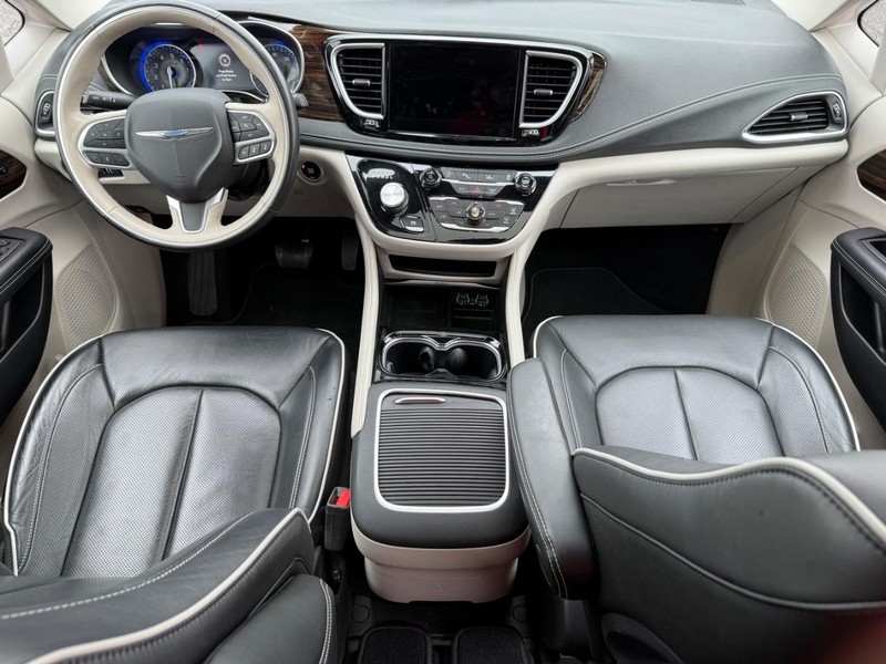 Chrysler Pacifica Vehicle Full-screen Gallery Image 14