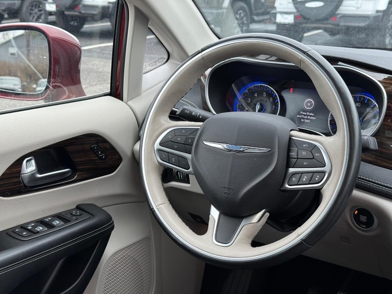 Chrysler Pacifica Vehicle Full-screen Gallery Image 15