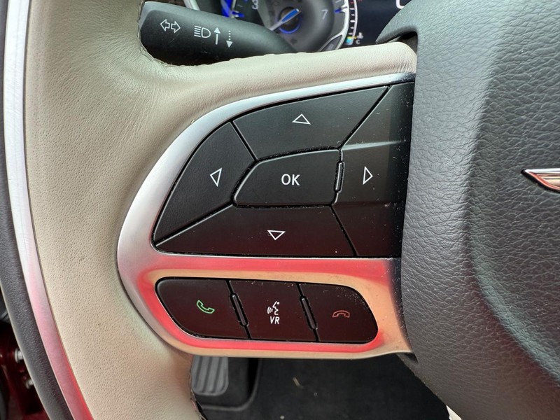 Chrysler Pacifica Vehicle Full-screen Gallery Image 16