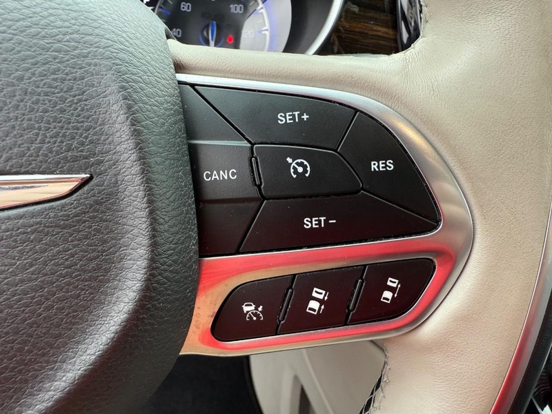 Chrysler Pacifica Vehicle Full-screen Gallery Image 17