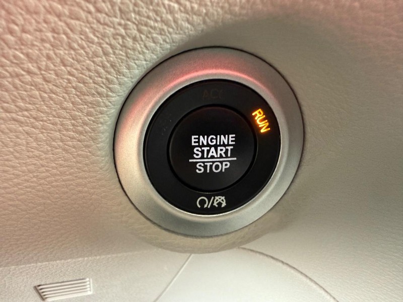 Chrysler Pacifica Vehicle Full-screen Gallery Image 18