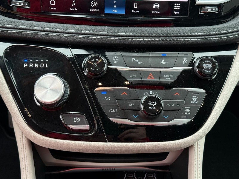 Chrysler Pacifica Vehicle Full-screen Gallery Image 21